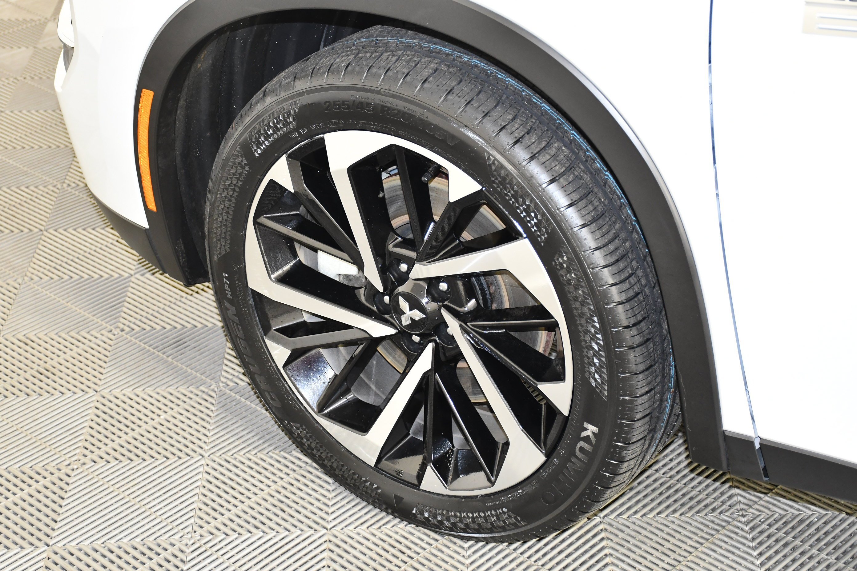 Certified Used 2024 White Diamond Mitsubishi SE image 40