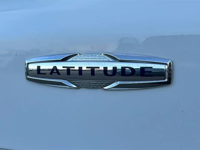 Used 2022 Bright White Clea Jeep Latitude image 40