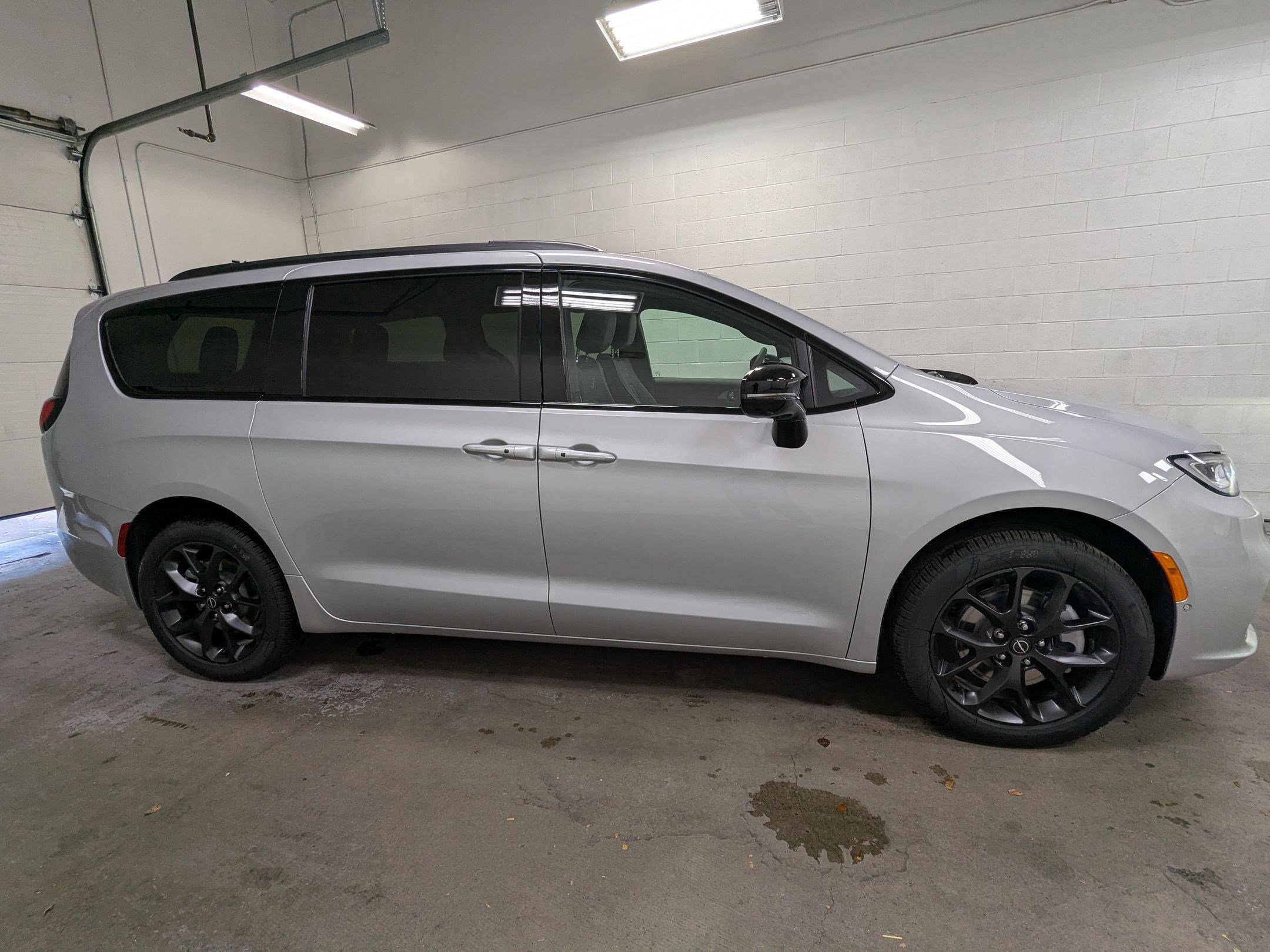 New 2026 Silver Mist Clear-Coat Exterior Paint Chrysler Limited image 3