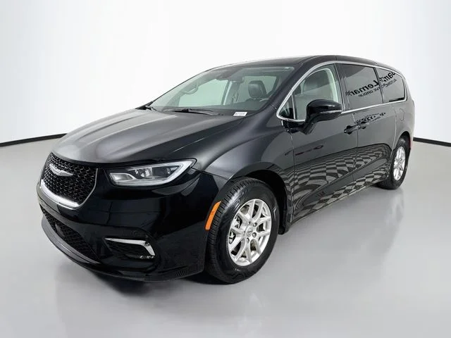 Used 2024 Black Chrysler Touring L image 3