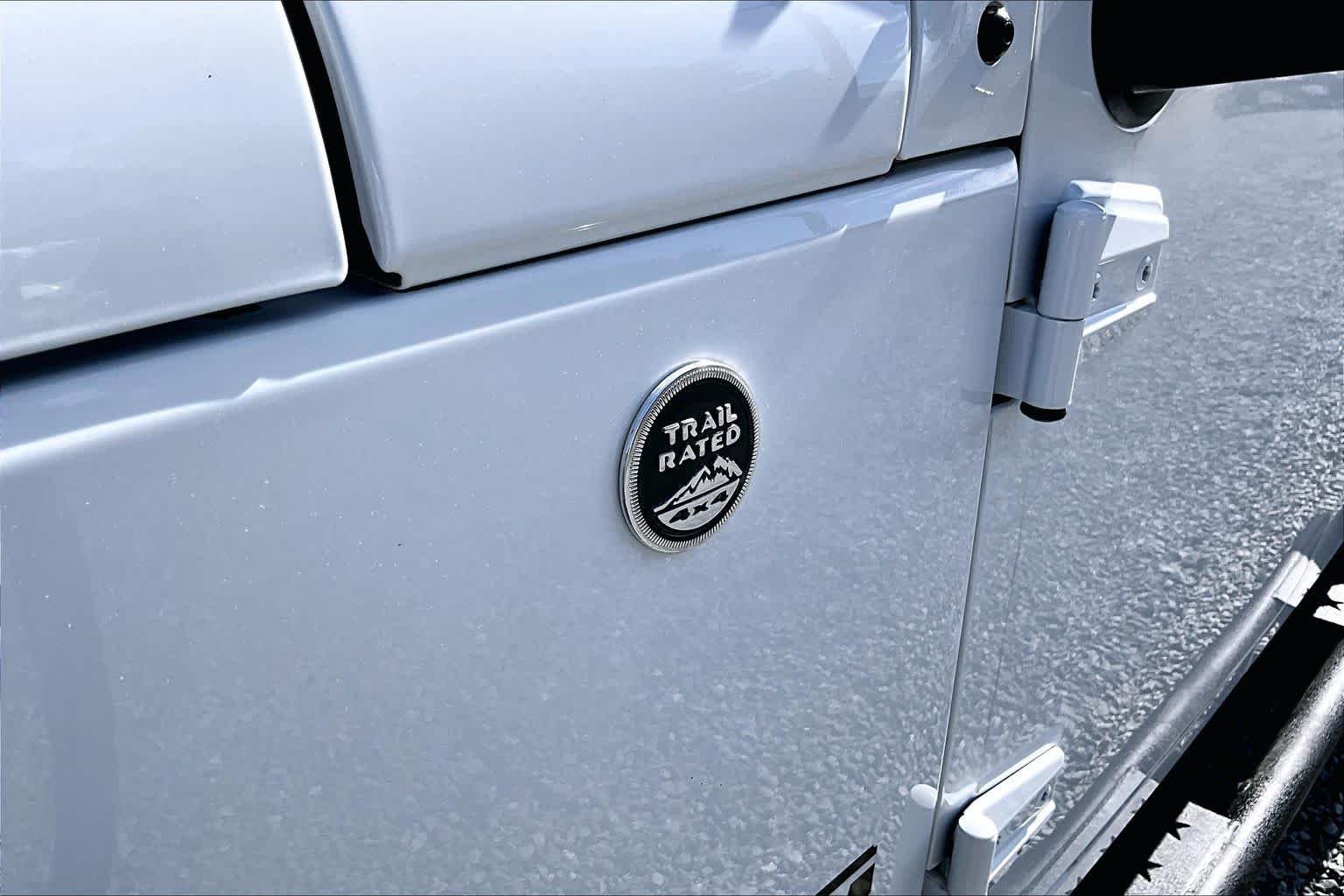 Used 2017 Bright White Clearcoat Jeep Sport image 10