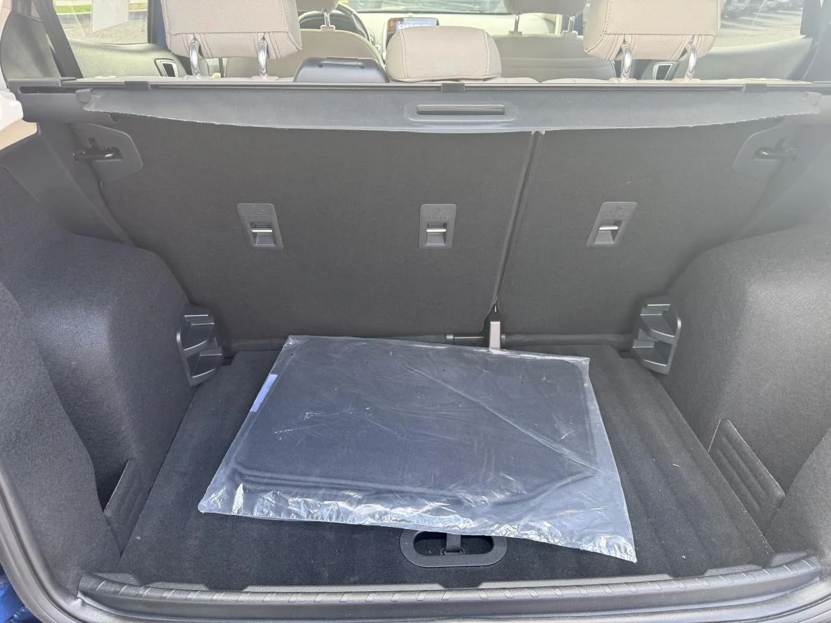 Used 2018 Blue Ford SE image 7
