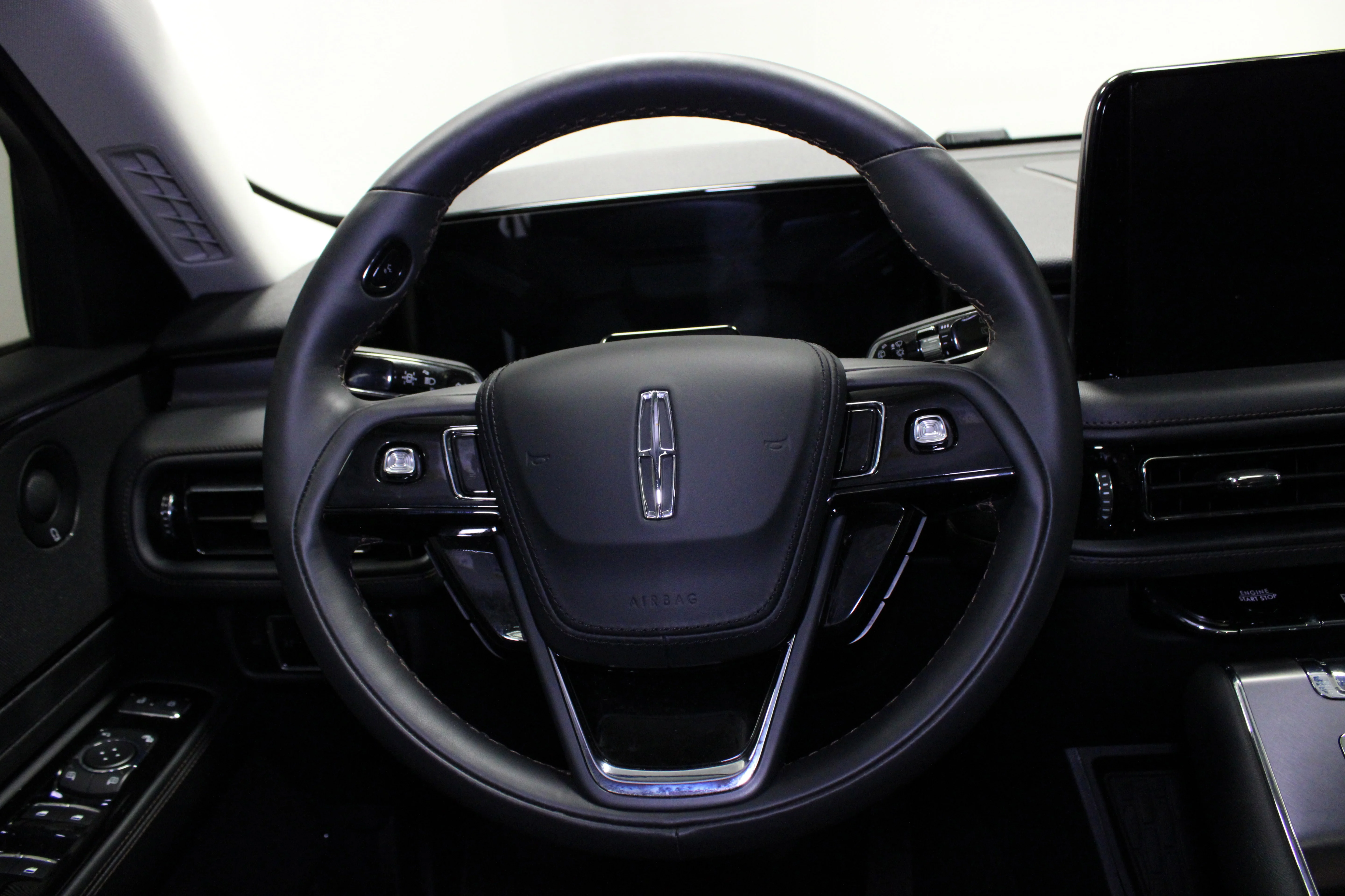 Used 2025 White Metallic Lincoln Premiere image 24