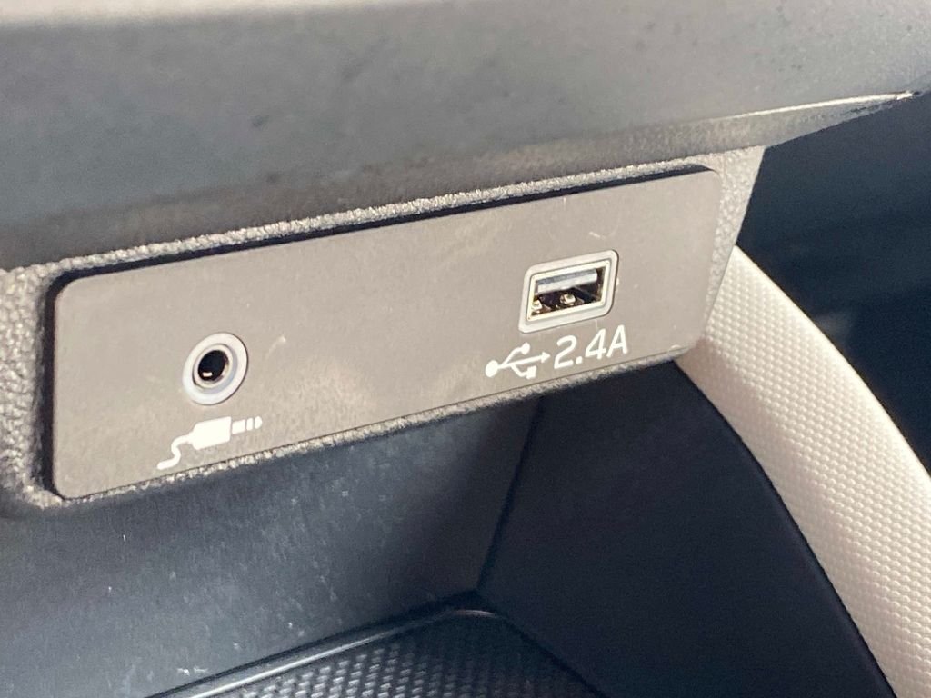 Used 2025 White Subaru Base image 27