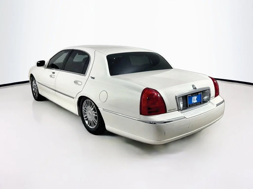Used 2007 White Lincoln Signature image 5