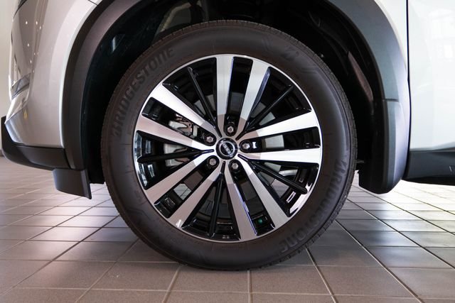 Used 2025 Silver Nissan Platinum image 9