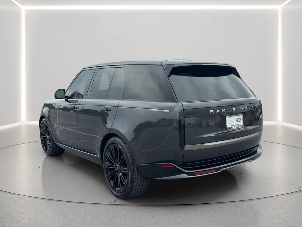 Used 2023  Land Rover SE image 7
