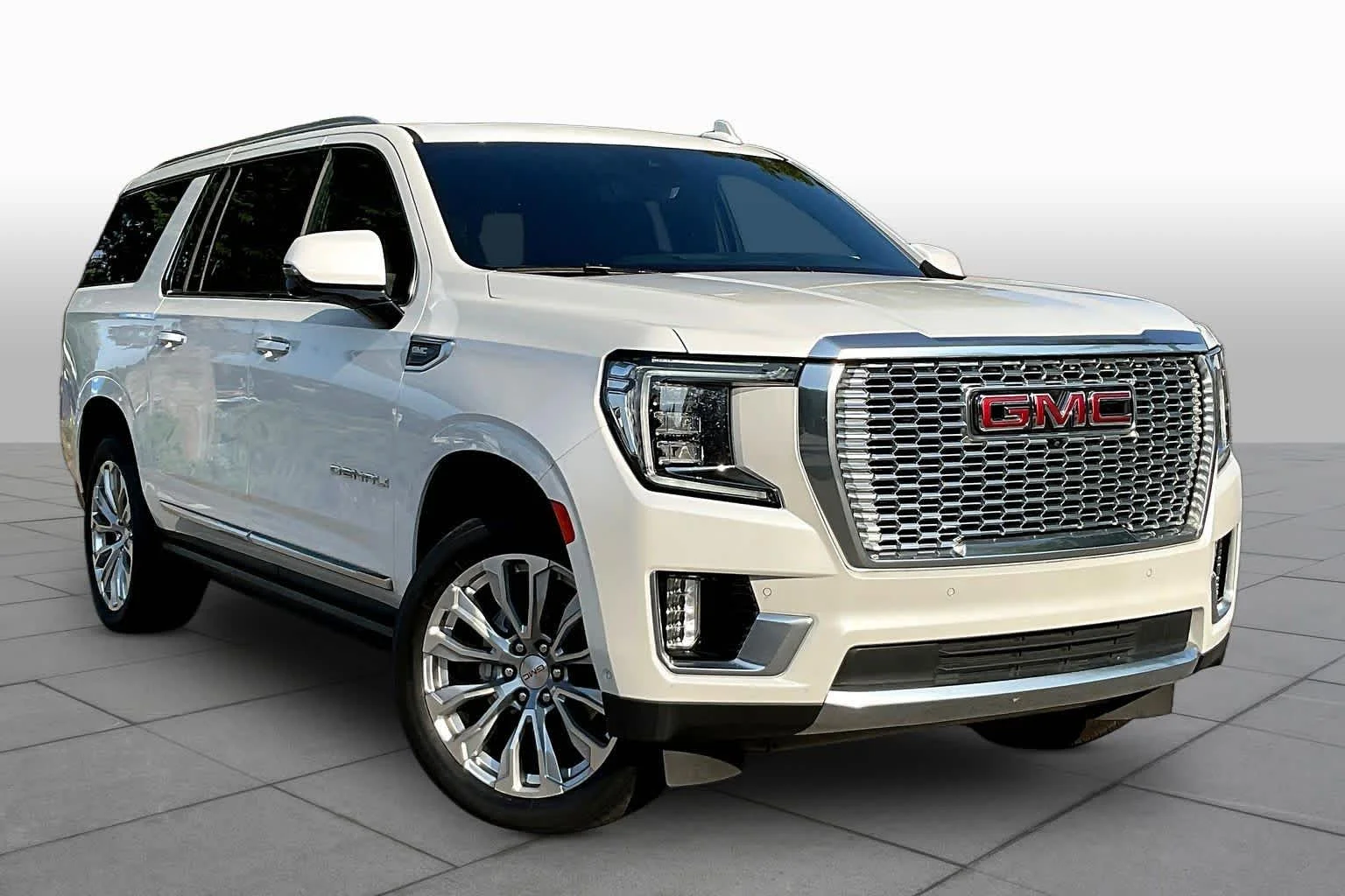 Used 2024 White Frost Tricoat GMC Denali image 3