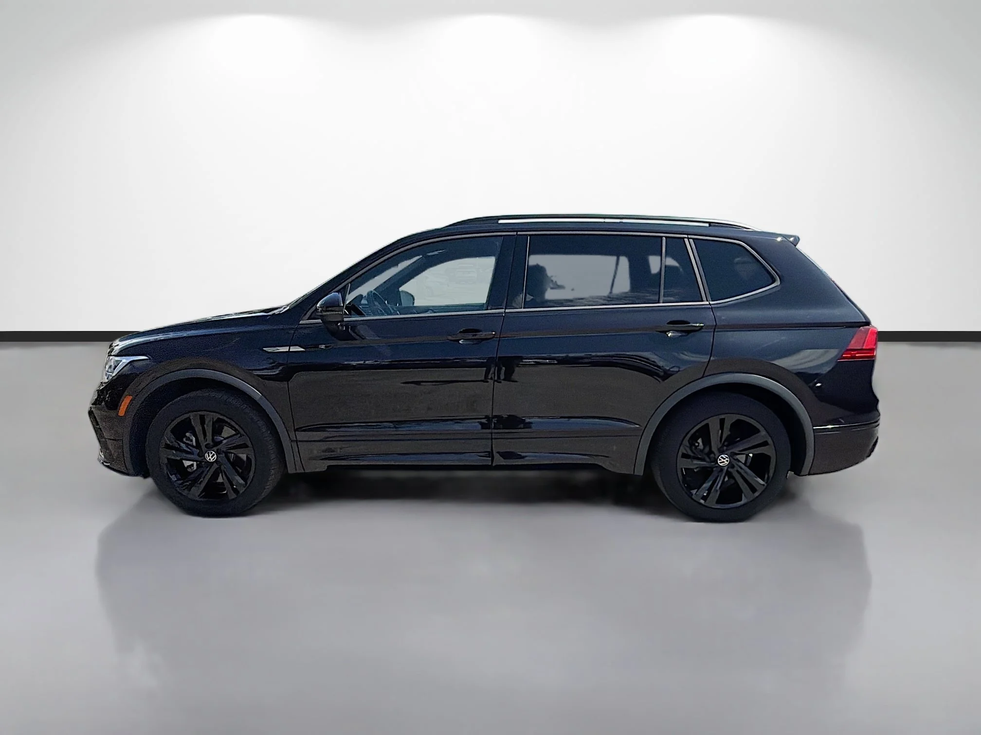 Used 2023 Deep Black Volkswagen SE R-Line Black image 6
