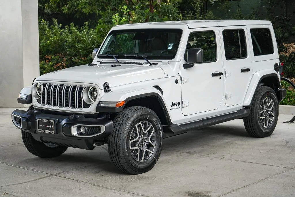 New 2026 Bright White Clear-Coat Exterior Paint Jeep Sahara image 3