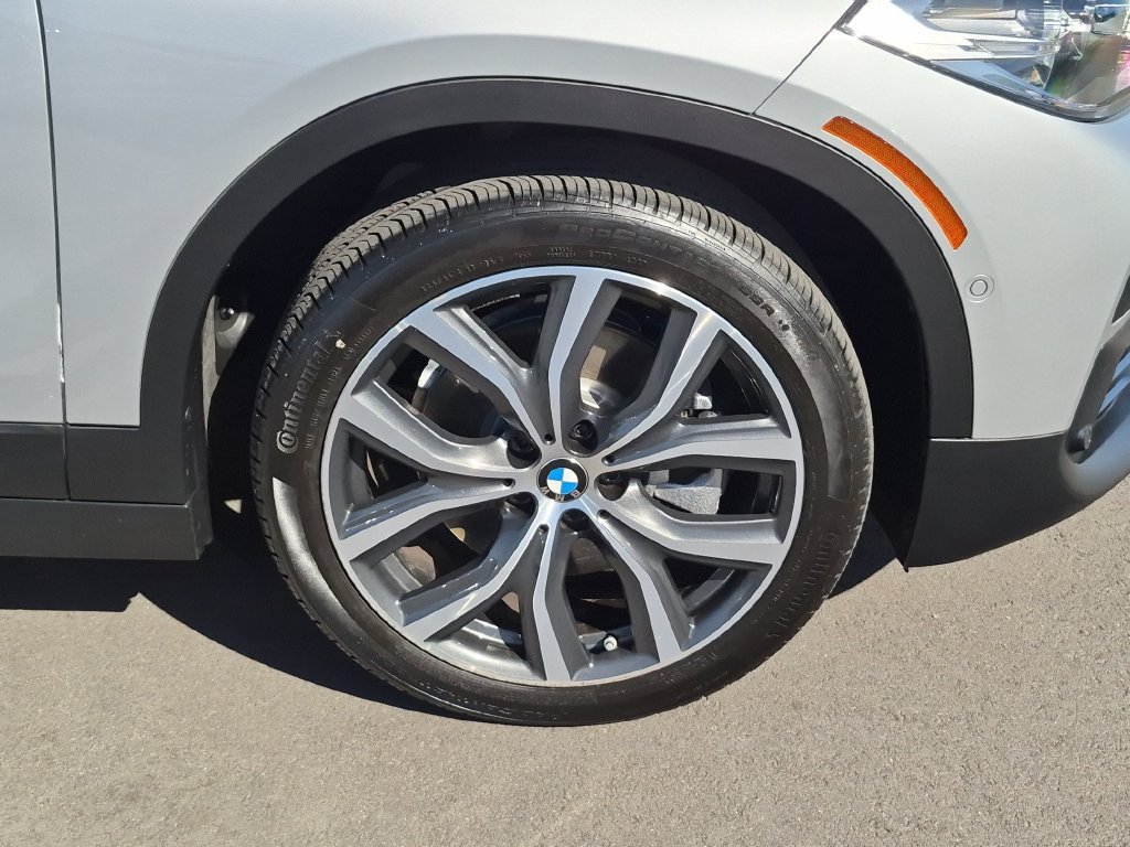 Used 2022 Silver BMW sDrive28i image 30