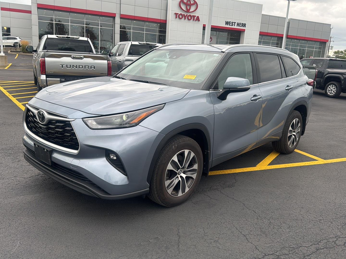 Used 2023 Moon Dust Toyota XLE image 3