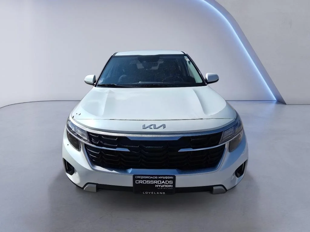 Used 2026 Snow White Pearl Kia LX image 9