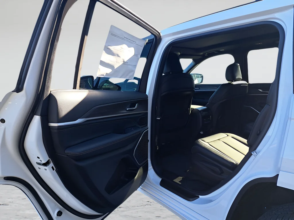 New 2026 Bright White Clear-Coat Exterior Paint Jeep Limited image 26