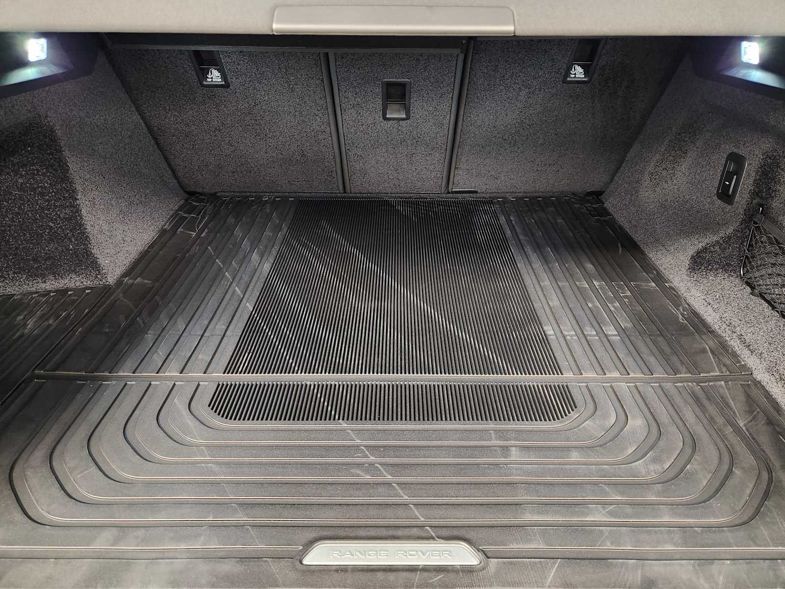 New 2027 Carpathian Grey Premium Metallic Land Rover SE image 32