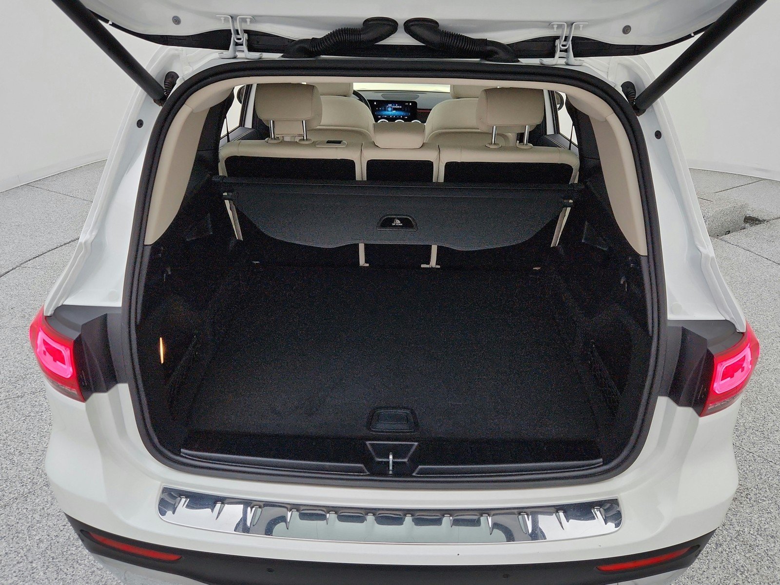 Used 2023 Polar White Mercedes-Benz GLB 250 image 30
