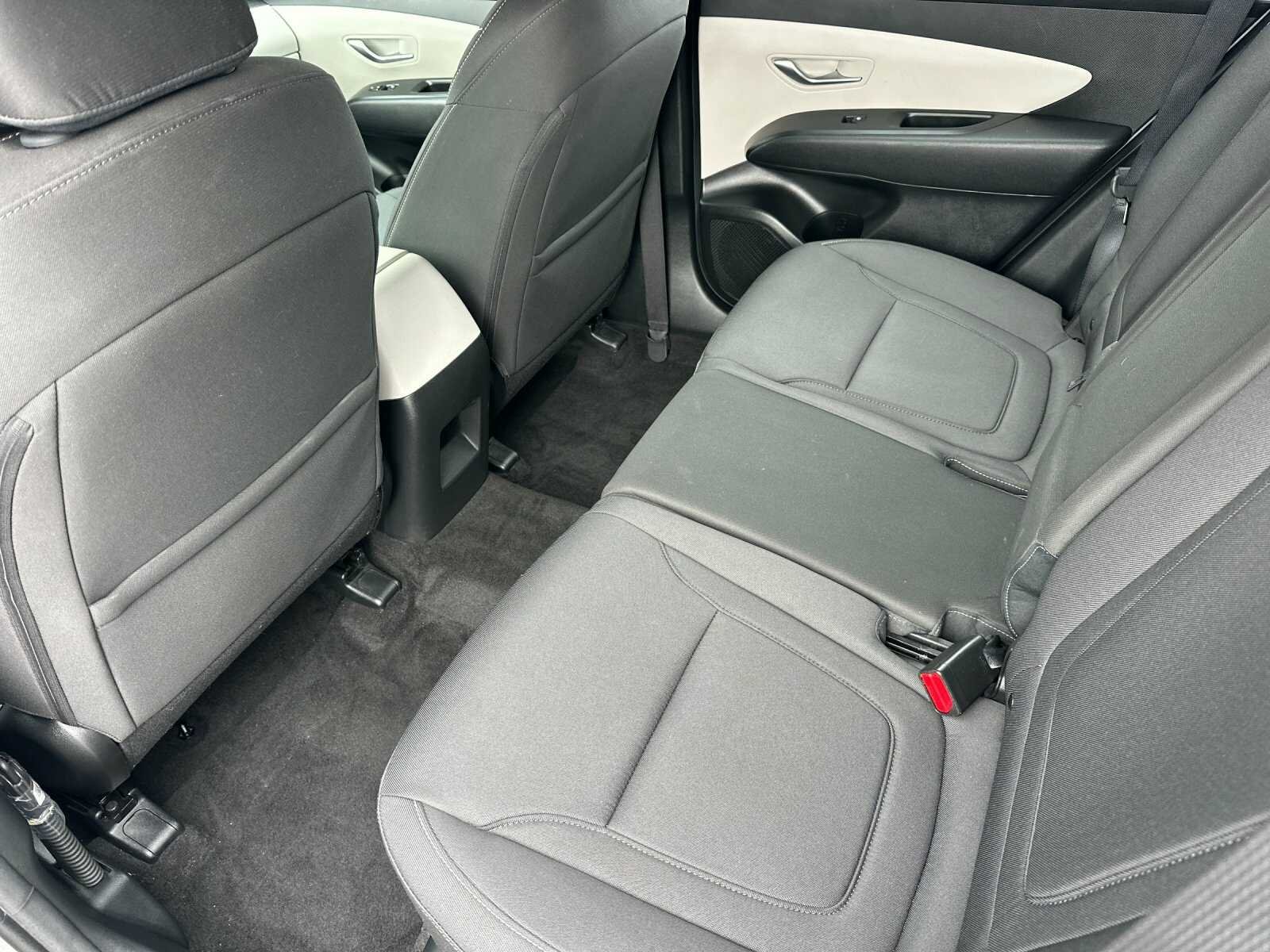 Used 2024 Shimmering Silver Hyundai SE 4D Sport Utility image 14