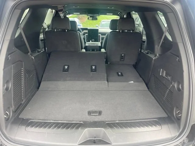 Used 2025 Onyx Black GMC Elevation image 20