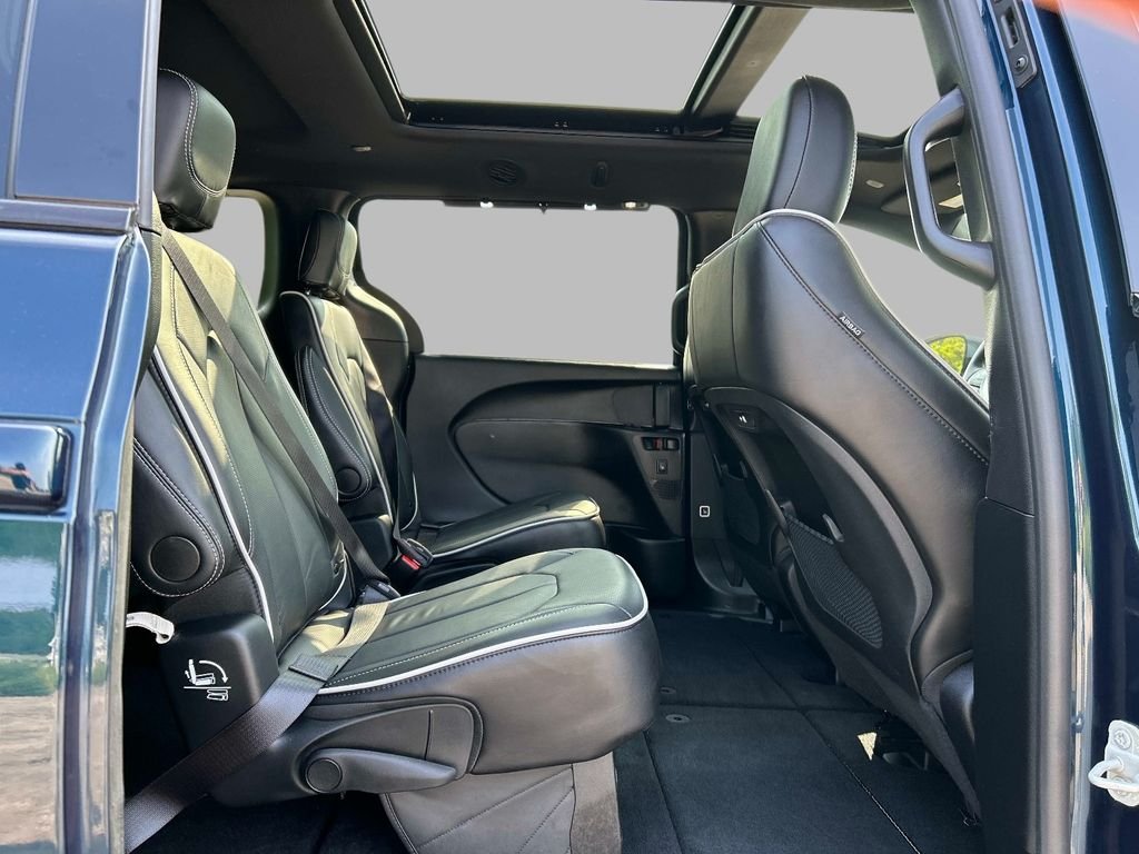 Used 2025 Blue Chrysler Limited image 19