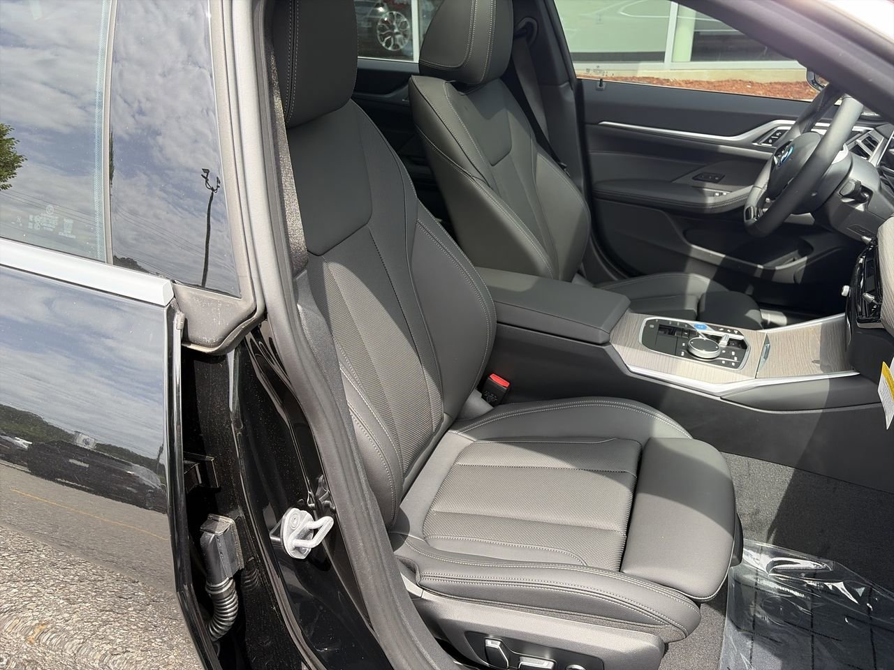 New 2026 Jet Black BMW xDrive40 image 36