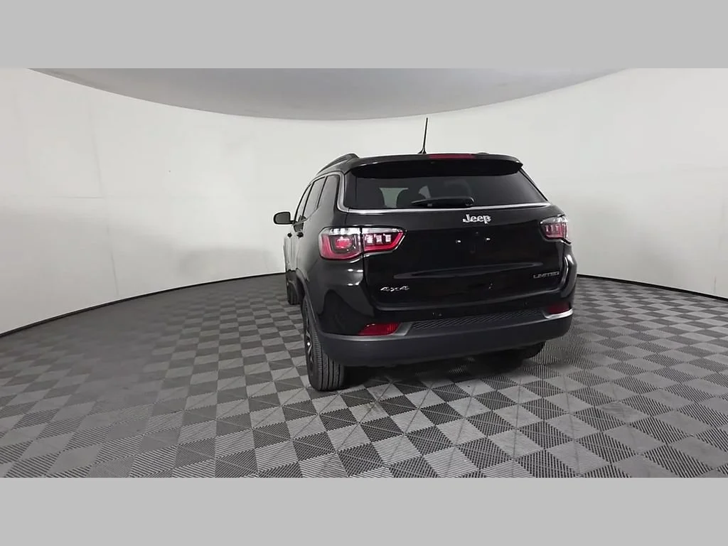 New 2026 Diamond Black Crystal Pearlcoat Jeep Limited image 34