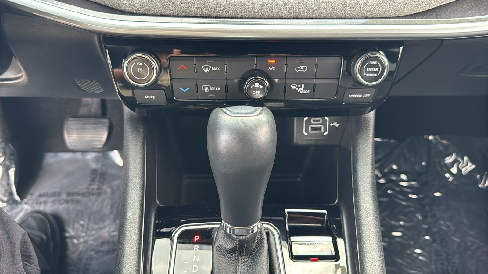 Used 2023 Black Jeep Latitude Lux image 29