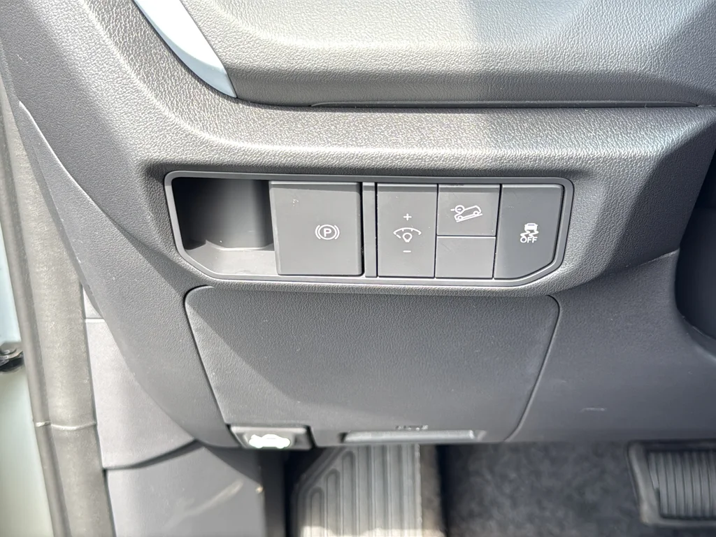 New 2027 Ivory Silver Kia LX image 24