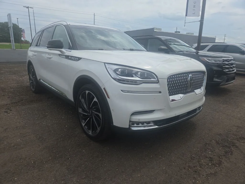 Used 2022 White Lincoln Reserve image 1