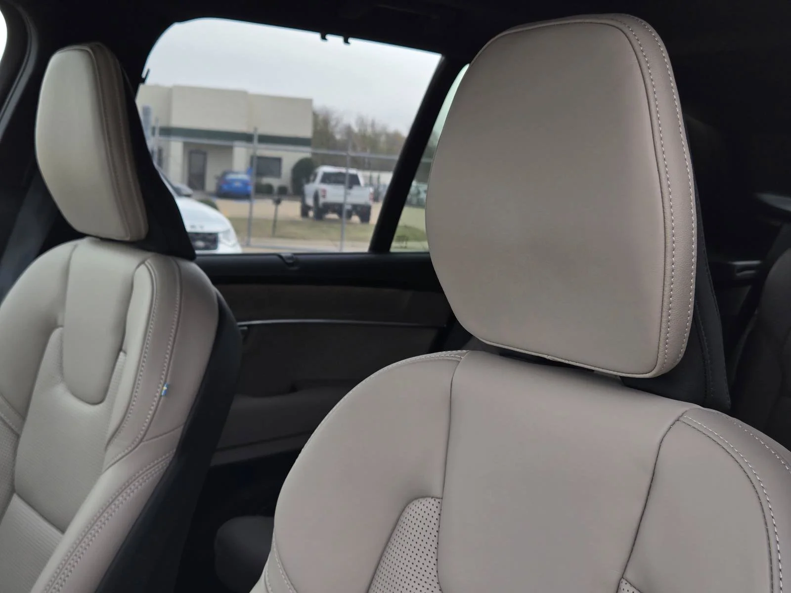 Certified Used 2026 Aurora Silver Volvo Ultra image 23