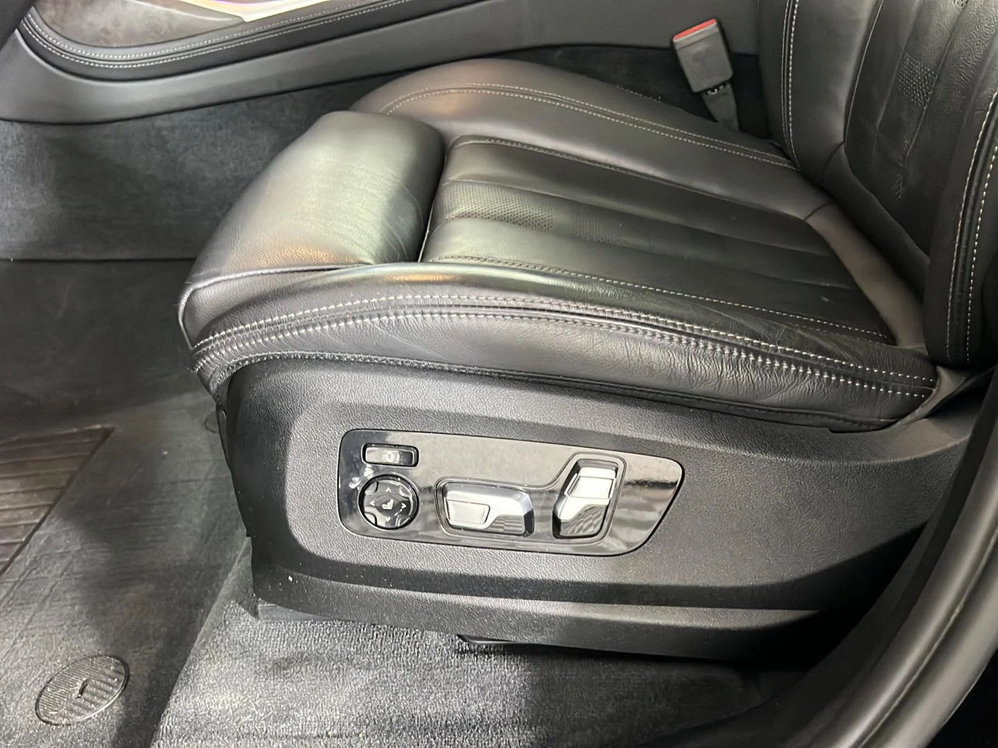 Used 2022 Black Sapphire Metallic BMW xDrive40i image 15
