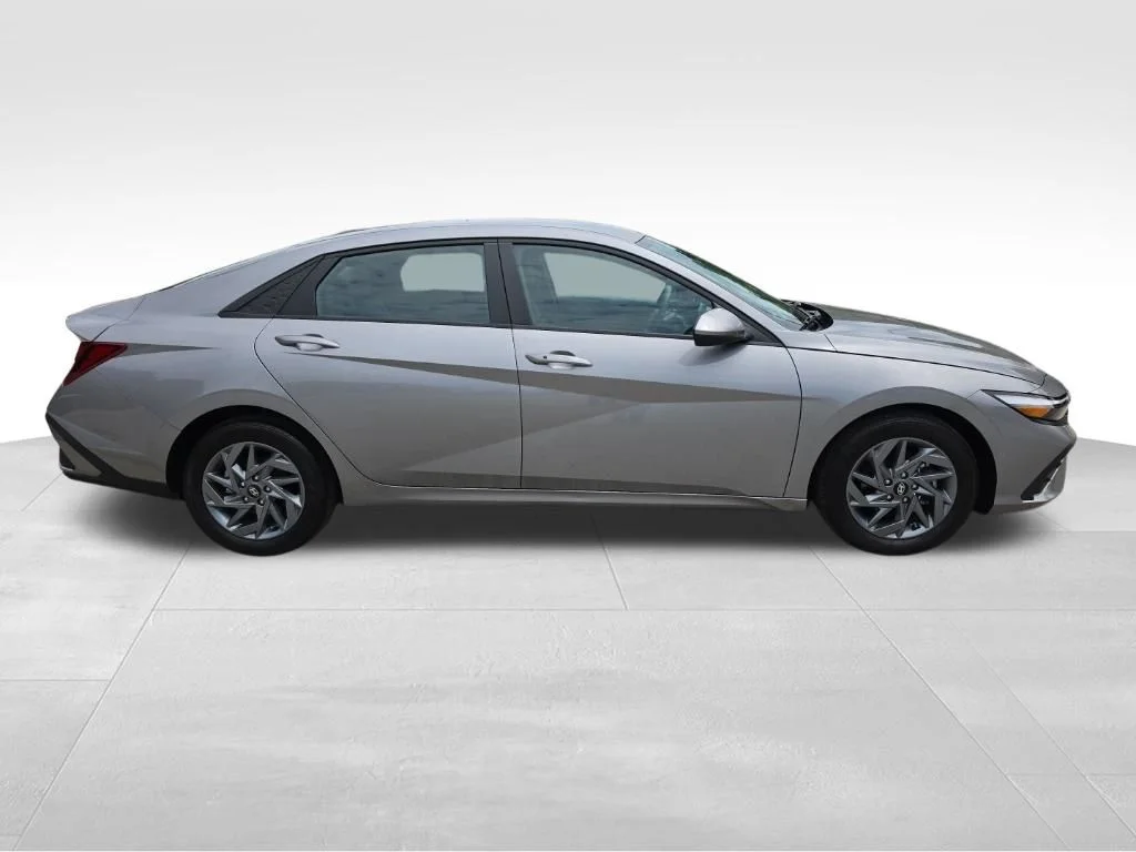 Used 2024 Metal Hyundai SEL image 4