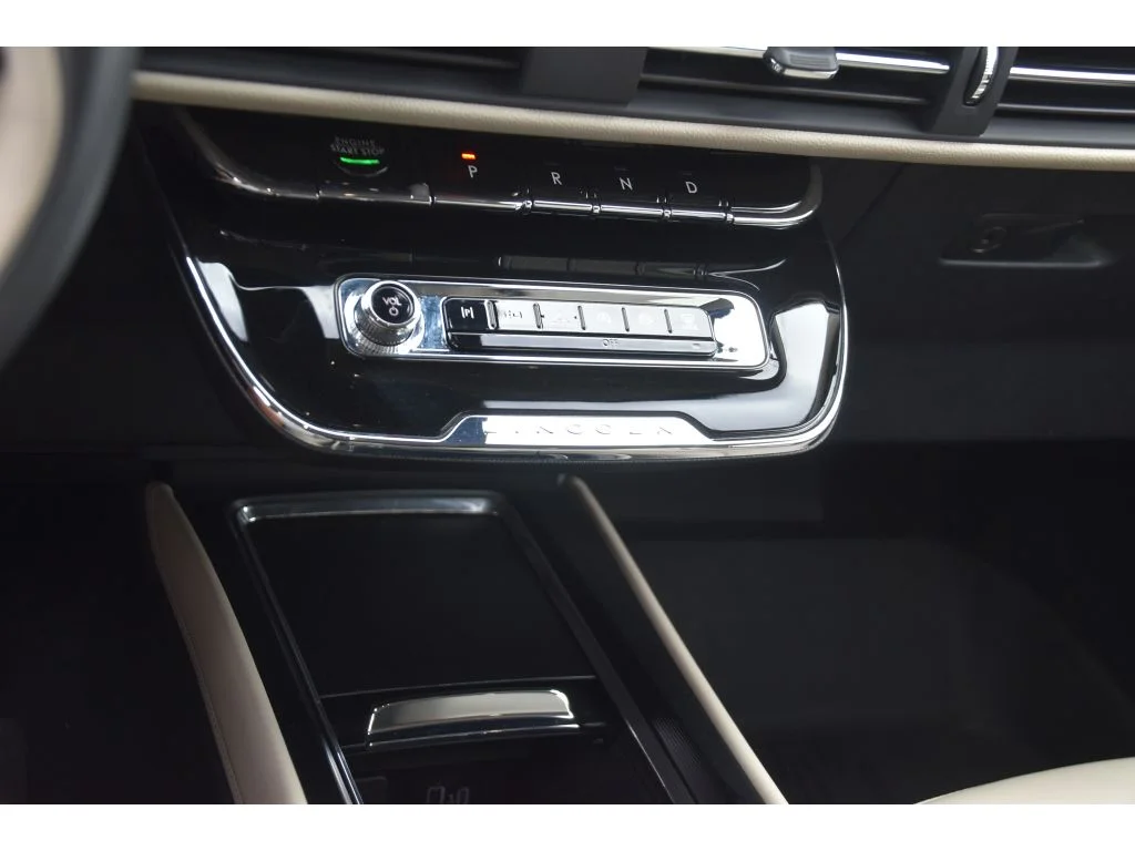 Used 2025 Infinite Black Metallic Clearcoat Lincoln Premiere image 29