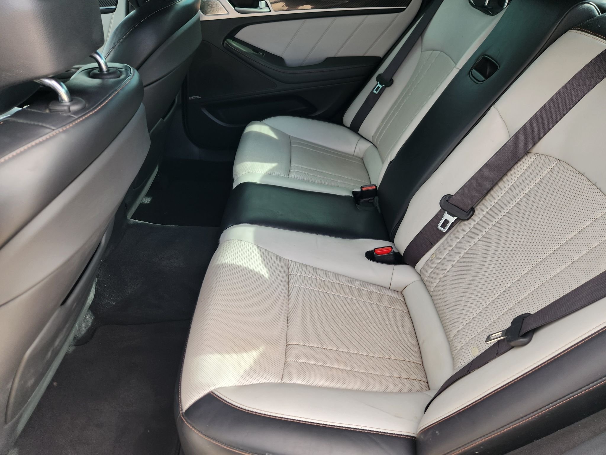 Used 2018 Casablanca White Genesis 3.3T Sport image 32