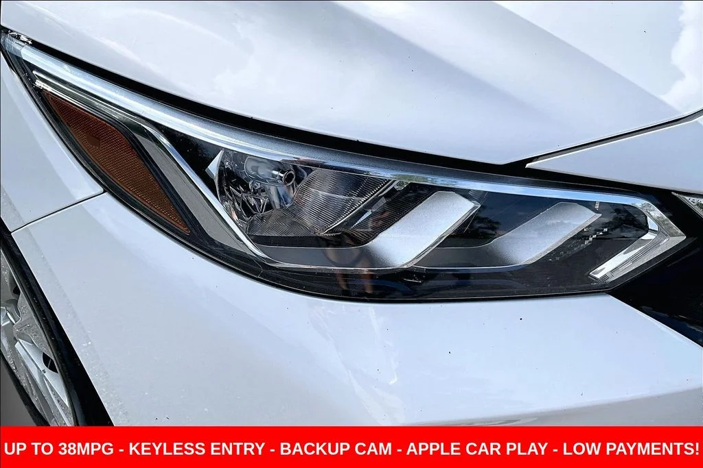 Used 2022 White Nissan S image 34