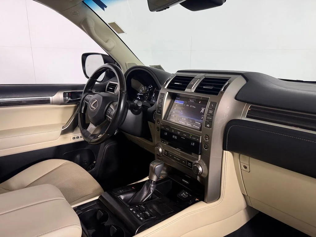 Used 2021  Lexus 460 image 30