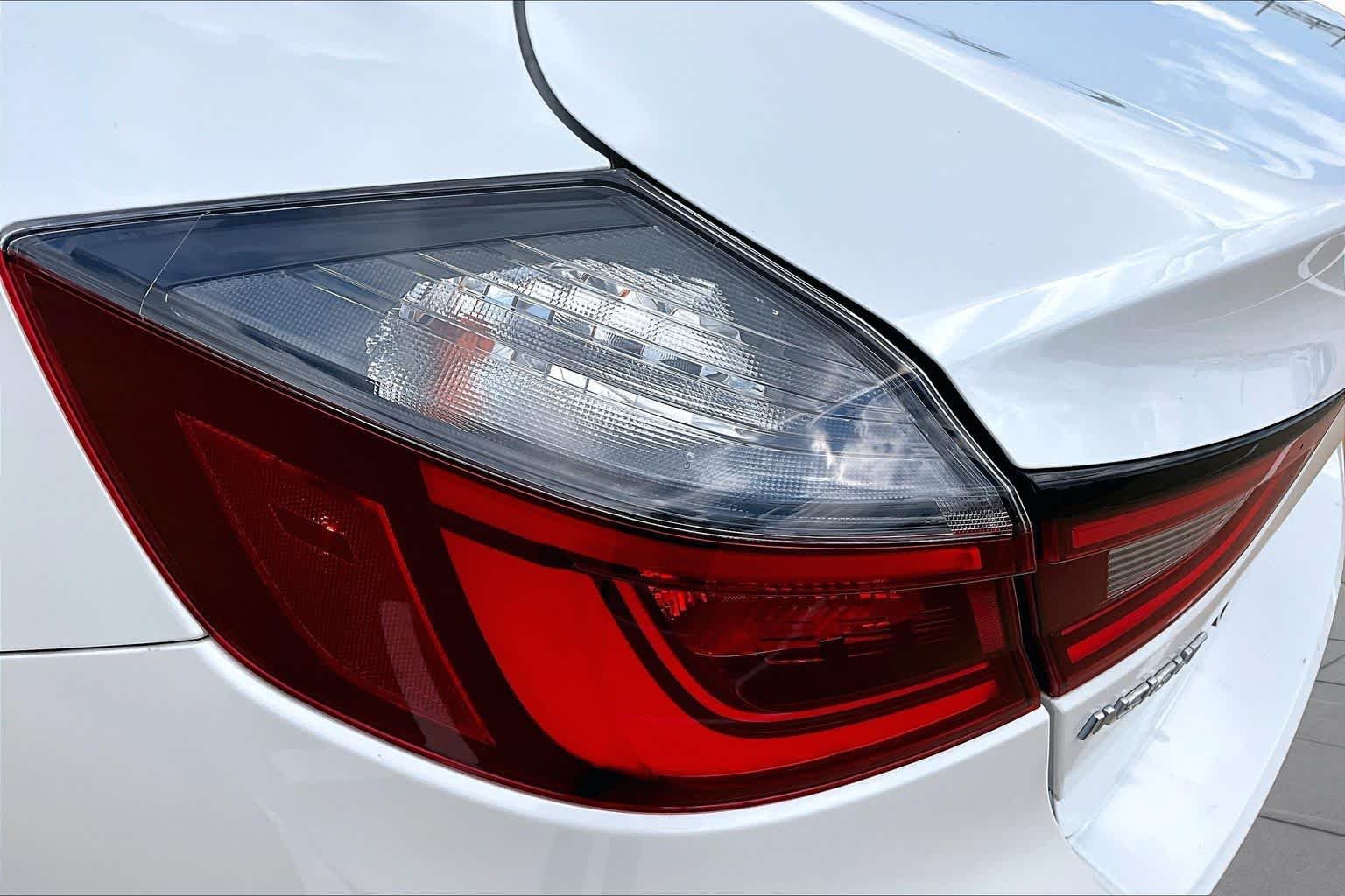 Used 2022 Platinum White Pearl Honda EX image 25