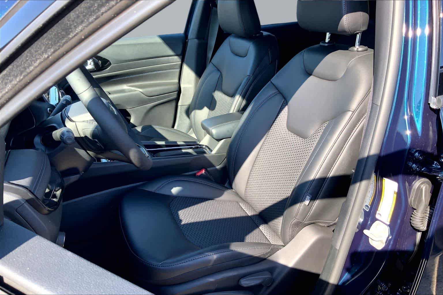 New 2026 Fathom Blue Pearl-Coat Exterior Paint Jeep Latitude image 9