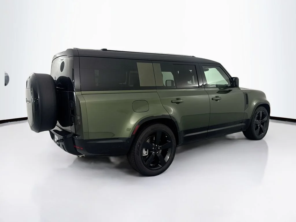 New 2026 Woolstone Green Land Rover X-Dynamic SE image 4