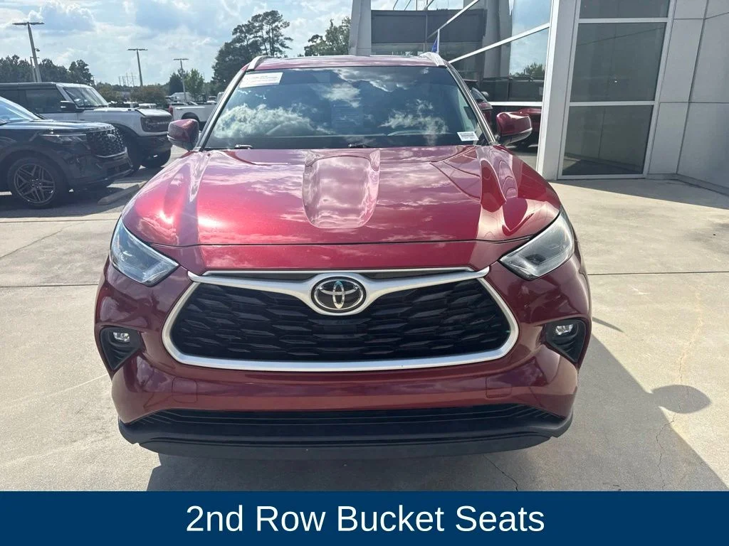Certified Used 2022 Ruby Flare Pearl Toyota XLE image 3