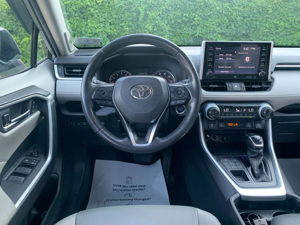 Used 2020  Toyota XLE Premium image 17