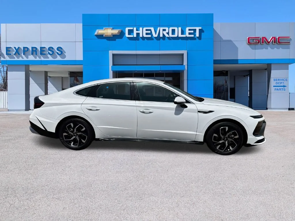 Used 2025 White Hyundai SEL image 8