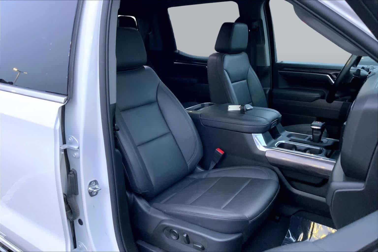 Used 2025 Summit White Chevrolet LTZ image 9