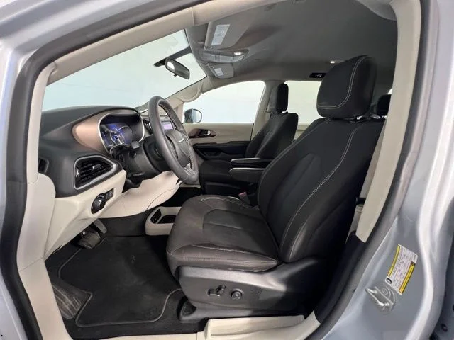 2022 Chrysler Voyager LX - Photo 11