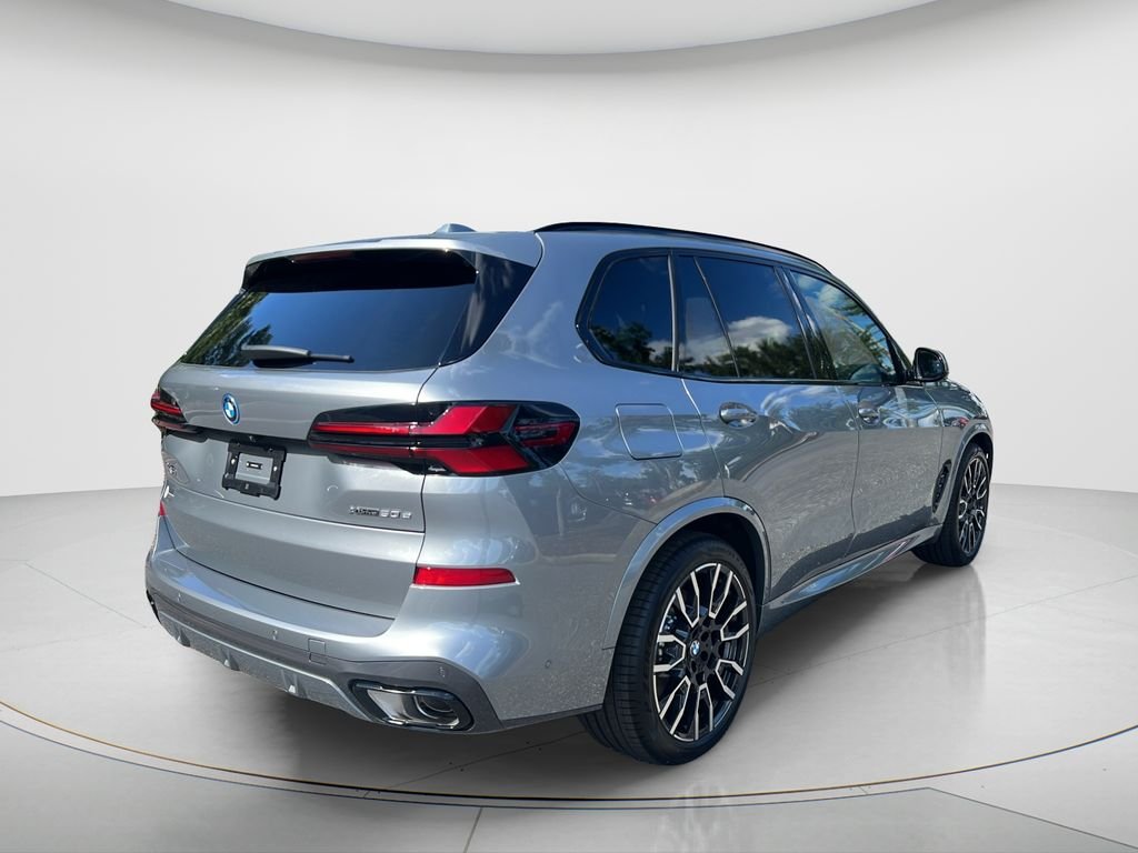New 2026 Skyscraper Grey Metallic BMW xDrive50e image 5