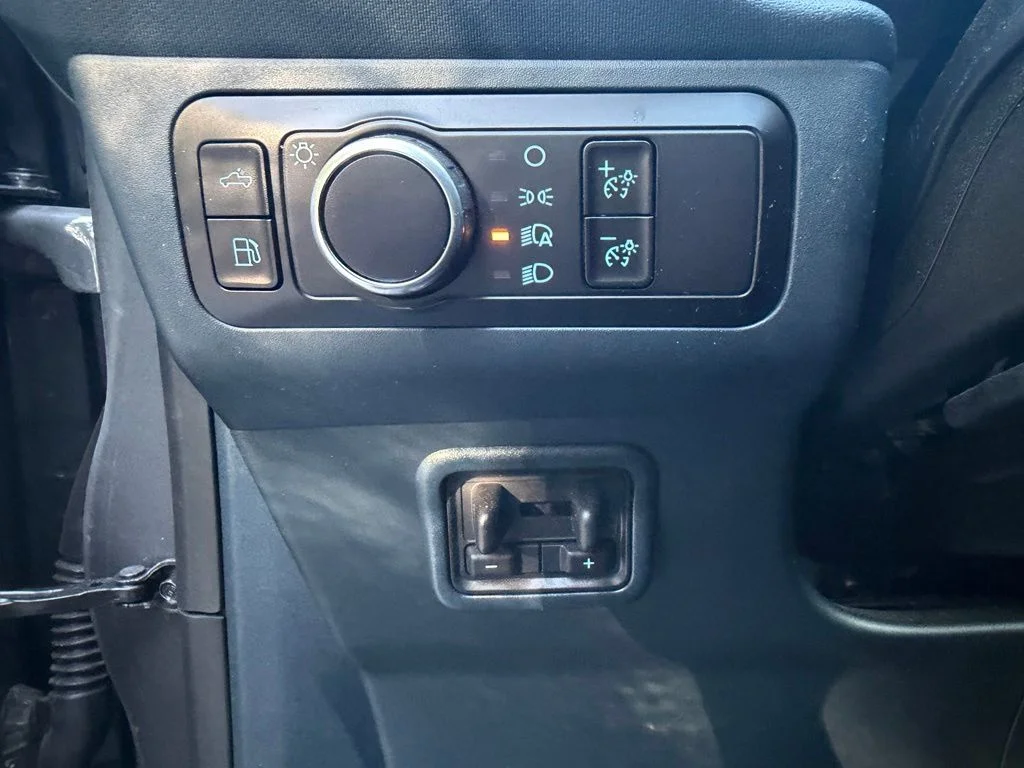 Used 2025 Gray Metallic Ford Lariat image 17