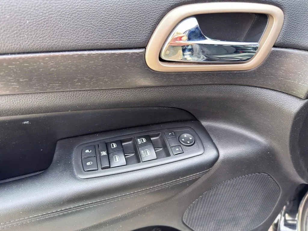 Used 2017 Black Jeep Laredo image 20