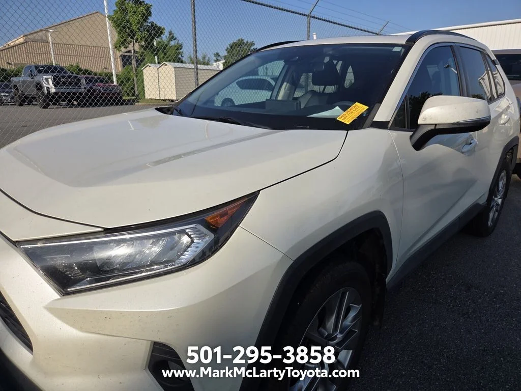Used 2021 White Toyota XLE Premium image 4