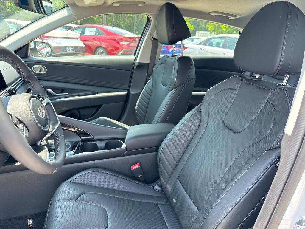 2025 Hyundai Elantra Limited - Photo 7