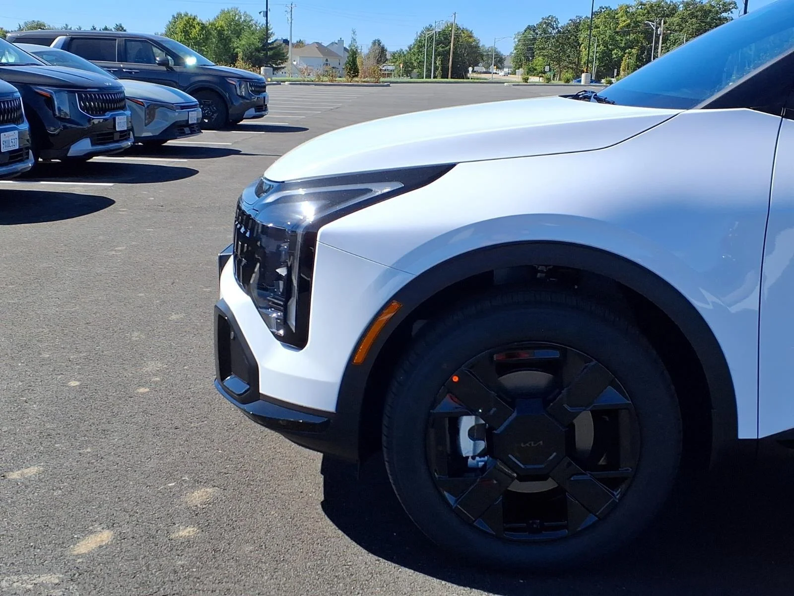 New 2027 Glacial White Pearl / Black Ro Kia X-Line image 19