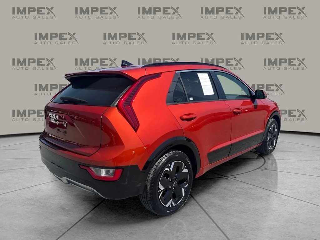 Used 2023 Red Kia Wind image 5